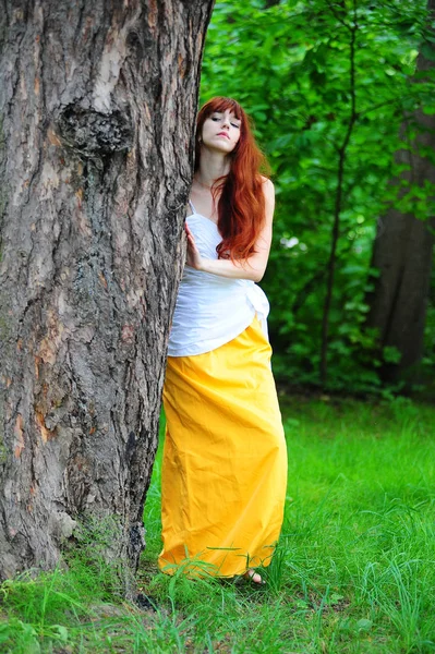 나무에 노란색 이브닝 드레스와 화이트에 — 스톡 사진
