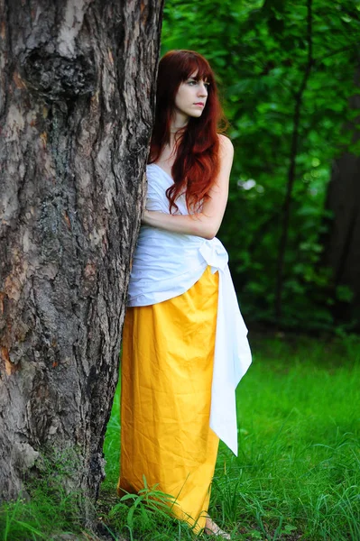 Руда Дівчина Білому Жовтим Вечірнім Платтям Дереві — стокове фото