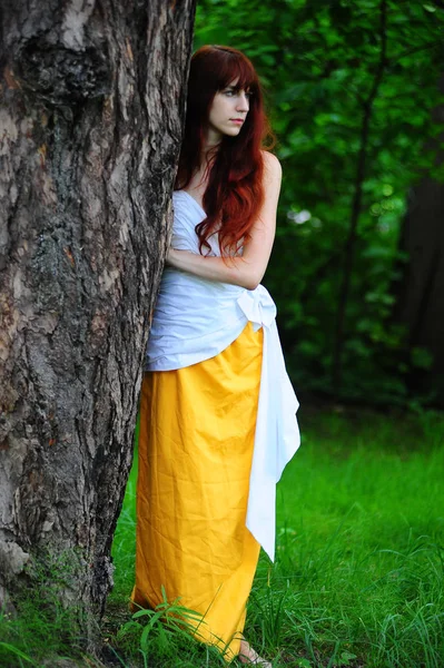 Menina Cabelos Vermelhos Branco Com Vestido Noite Amarelo Junto Árvore — Fotografia de Stock