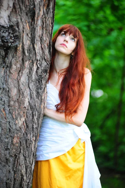 Рыжая Девушка Белом Желтым Вечерним Платьем Дерева — стоковое фото