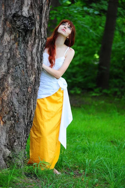 Menina Cabelos Vermelhos Branco Com Vestido Noite Amarelo Junto Árvore — Fotografia de Stock