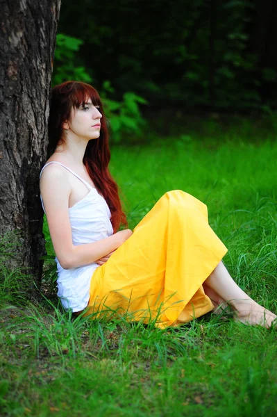 Rudowłosa Dziewczynka Bieli Żółtej Sukience Wieczorem Przez Drzewa — Zdjęcie stockowe