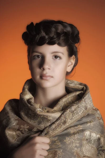 彼女の肩にショールを編んだ髪と美しいロシアの少女の肖像画 — ストック写真