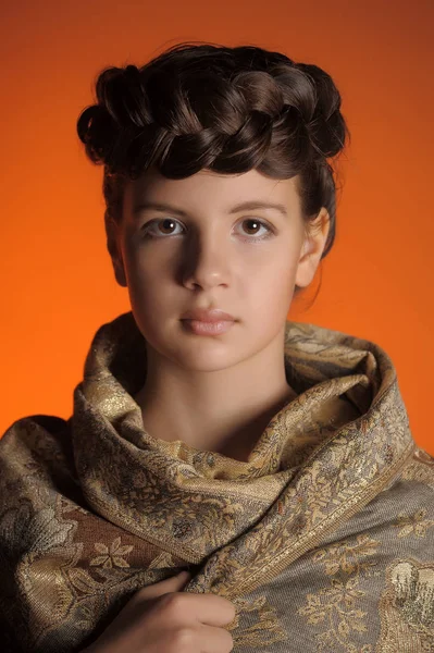 Портрет Красивой Молодой Русской Девушки Плетеными Волосами Платком Плечах — стоковое фото