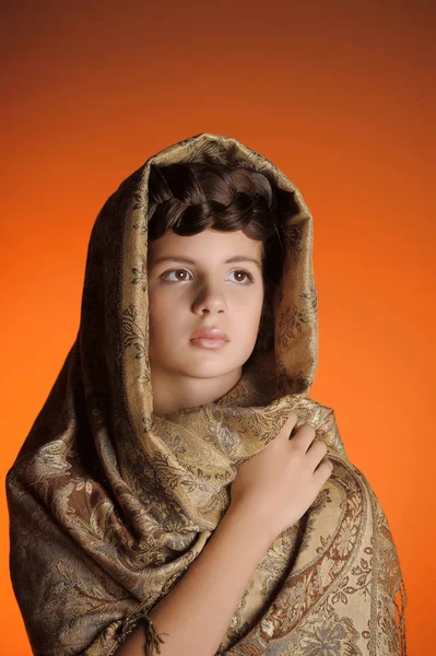 ロシアのショールで鎌を持つ少女 — ストック写真