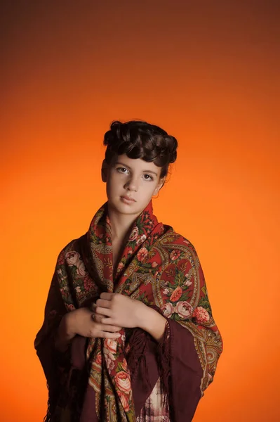 Portret Van Een Mooie Jonge Russische Meisje Met Gevlochten Haren — Stockfoto