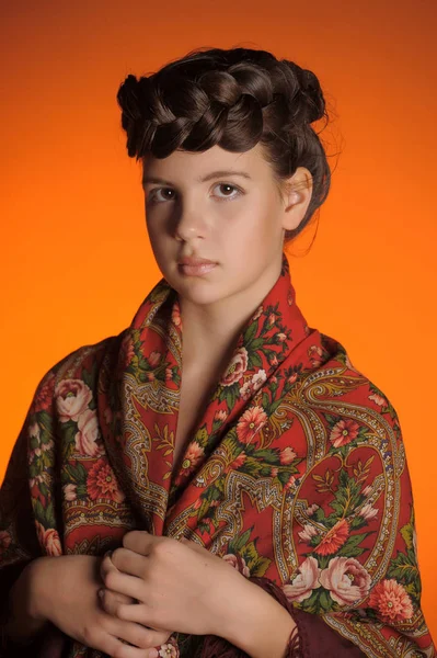 Portrait Une Belle Jeune Fille Russe Aux Cheveux Tressés — Photo