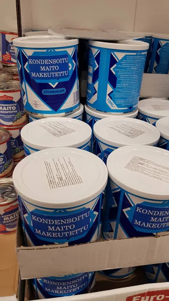 Finlandiya Lappeenranta 2019 Bankalar Ile Yoğunlaştırılmış Süt Süpermarket Raflarında — Stok fotoğraf