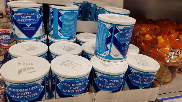 Финляндия Лаппеэнранта 2019 Банки Сгущенным Молоком Полках Супермаркетов — стоковое фото