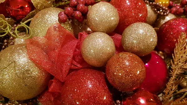 Χρυσές Κόκκινες Μπάλες Στο Τοπίο Της Πρωτοχρονιάς — Φωτογραφία Αρχείου