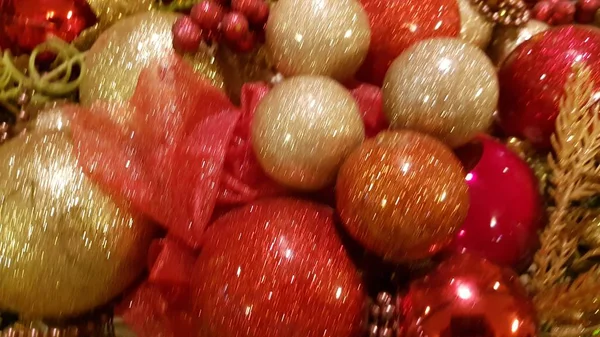 Χρυσές Κόκκινες Μπάλες Στο Τοπίο Της Πρωτοχρονιάς — Φωτογραφία Αρχείου