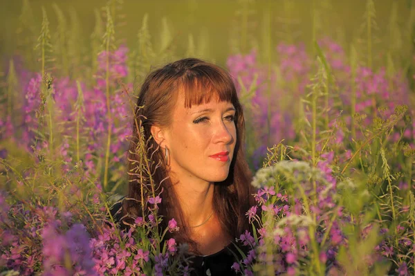 Frau Einem Feld Mit Blumen Epilbium Angustifolium — Stockfoto