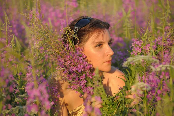 Woman Field Flowers — Stock Photo, Image