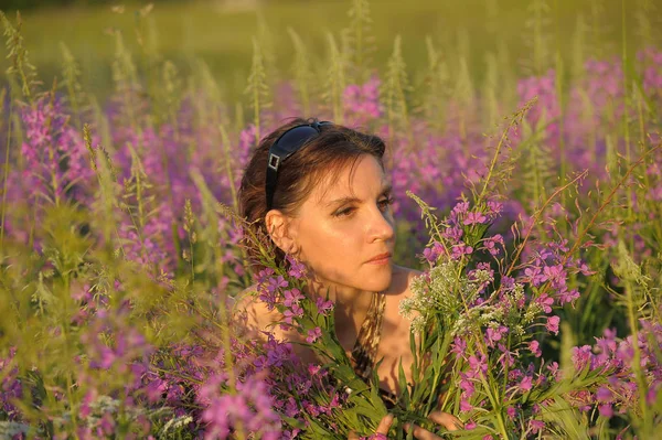 Kvinna Ett Fält Med Blommor Epilbium Angustifolium — Stockfoto