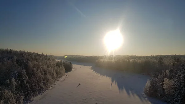 Sonne Über Verschneitem Fluss Winterlandschaft — Stockfoto