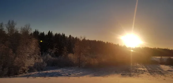 Paisagem Coberta Neve Com Campo Inverno Sol Luz Fundo — Fotografia de Stock