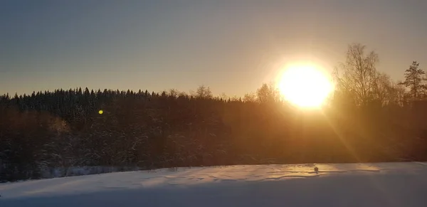 Paisagem Coberta Neve Com Campo Inverno Sol Luz Fundo — Fotografia de Stock