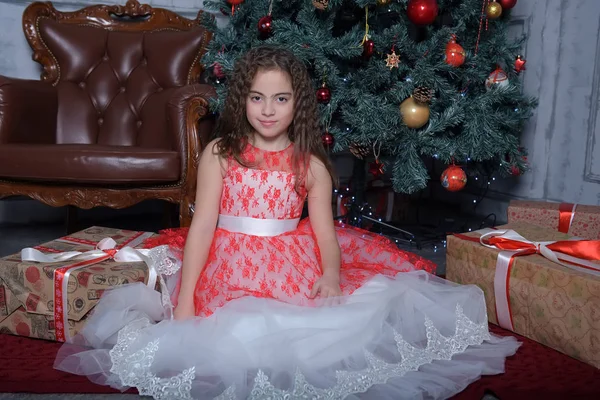 Девушка Белом Красным Платьем Елку Подарками Рождество — стоковое фото