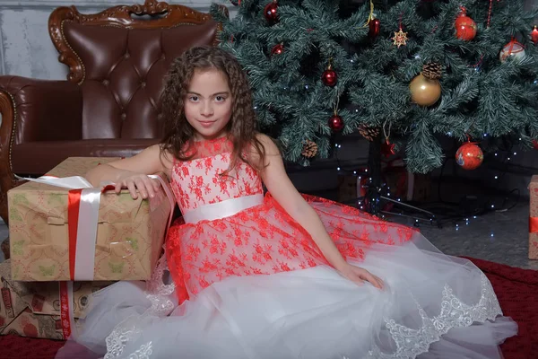 Mädchen Weiß Mit Rotem Kleid Weihnachtsbaum Mit Geschenken Weihnachten — Stockfoto