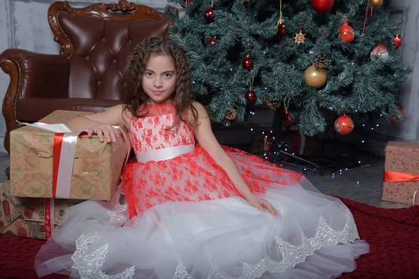 Κορίτσι Λευκό Κόκκινο Φόρεμα Στο Χριστουγεννιάτικο Δέντρο Δώρα Χριστούγεννα — Φωτογραφία Αρχείου