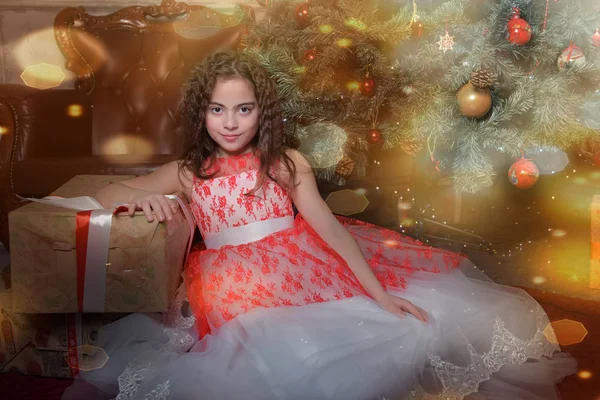 Niña Blanco Con Vestido Rojo Árbol Navidad Con Regalos Navidad —  Fotos de Stock