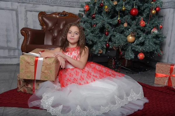 Menina Branco Com Vestido Vermelho Árvore Natal Com Presentes Natal — Fotografia de Stock