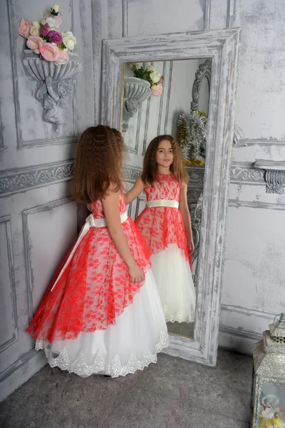 东部类型的女孩在白色的黑发与红色优雅的礼服在镜子 — 图库照片
