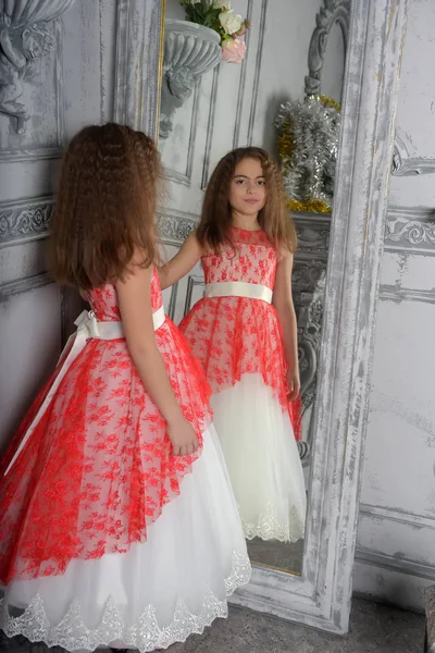 Tipo Este Chica Morena Blanco Con Vestido Elegante Rojo Espejo — Foto de Stock