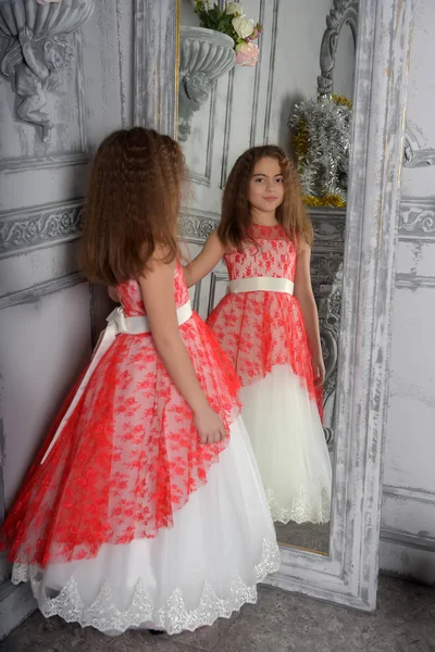 東鏡を赤のエレガントなドレスと白の女の子 ブルネットを入力します — ストック写真