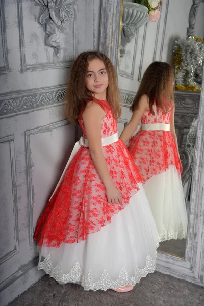 Tipo Este Chica Morena Blanco Con Vestido Elegante Rojo Espejo —  Fotos de Stock