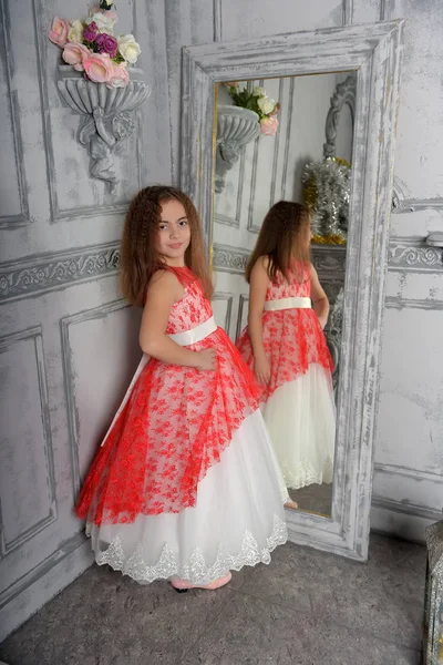 东部类型的女孩在白色的黑发与红色优雅的礼服在镜子 — 图库照片