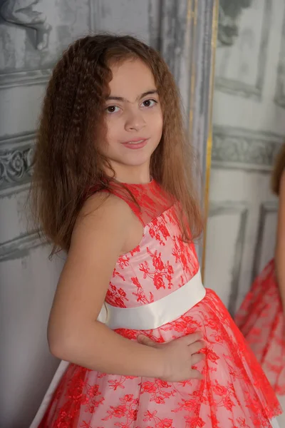 Красивая Маленькая Девочка Позирует Красно Белом Кружевном Платье — стоковое фото
