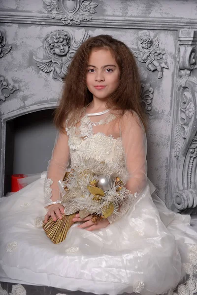 Östlicher Typ Schönes Kleines Mädchen Posiert Weißem Spitzenkleid Prinzessin — Stockfoto