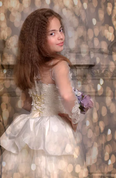 东方类型美丽的小女孩摆在白色蕾丝礼服公主 — 图库照片