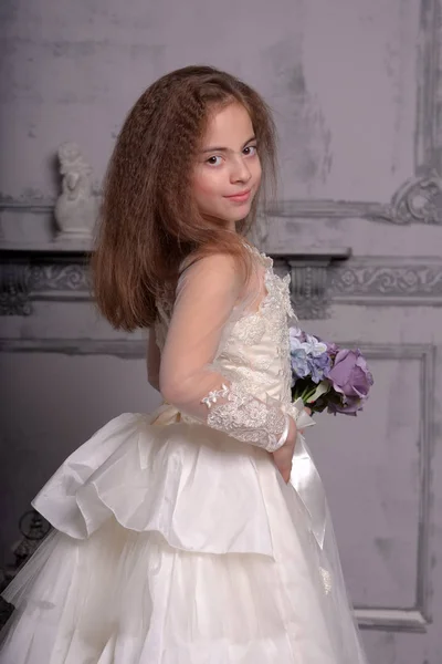 Tipo Oriental Hermosa Niña Posando Vestido Encaje Blanco Princesa —  Fotos de Stock