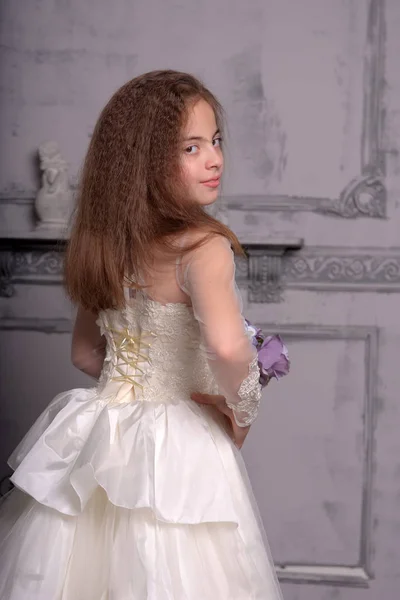 Oost Type Mooi Meisje Poseren Witte Kant Jurk Prinses — Stockfoto