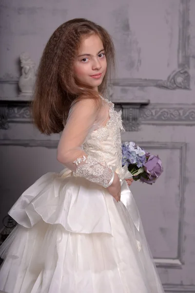 Tipo Oriental Menina Bonita Posando Branco Vestido Renda Princesa — Fotografia de Stock