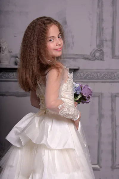 Tipo Oriental Hermosa Niña Posando Vestido Encaje Blanco Princesa —  Fotos de Stock