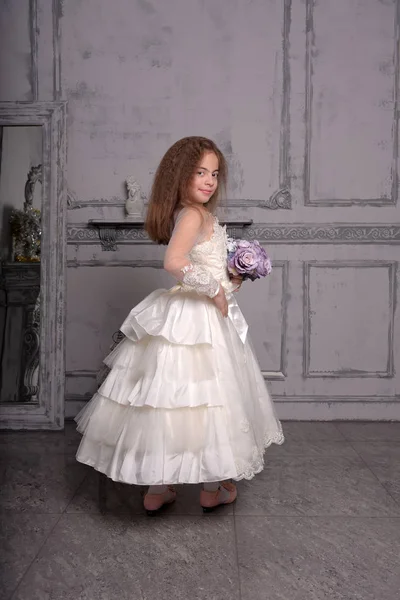 Tipo Oriental Menina Bonita Posando Branco Vestido Renda Princesa — Fotografia de Stock