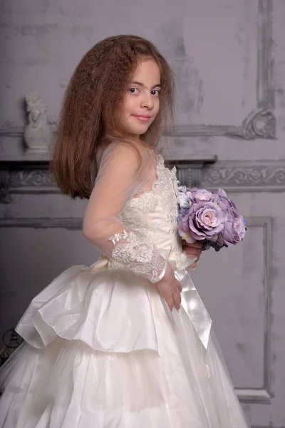 Ανατολικού Τύπου Όμορφο Κοριτσάκι Που Θέτουν Λευκή Δαντέλα Φόρεμα Πριγκίπισσα — Φωτογραφία Αρχείου