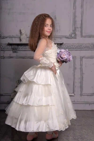 东方类型美丽的小女孩摆在白色蕾丝礼服公主 — 图库照片