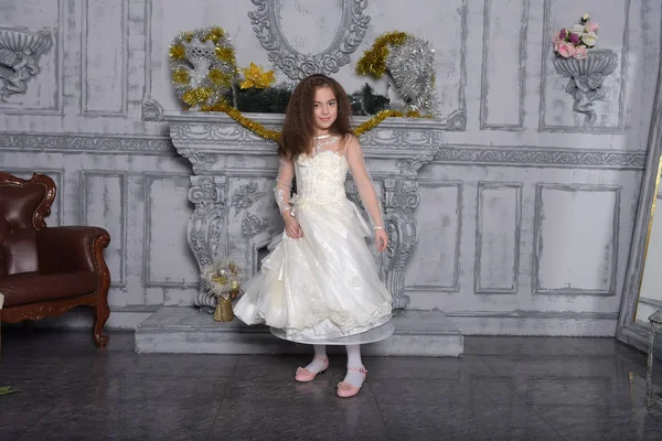 一个穿着白色衣服的女孩在大厅里旋转着跳舞 — 图库照片