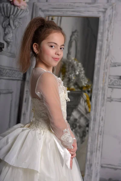 豪華なドレスの少女の肖像画 ファッション写真 — ストック写真