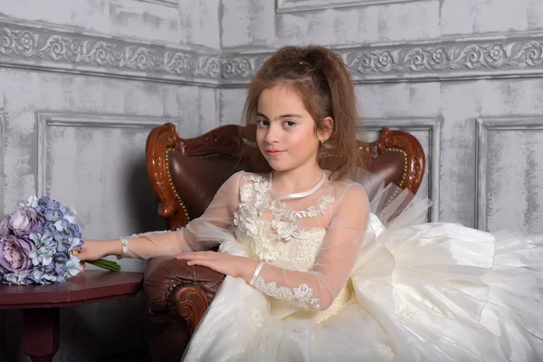 Menina Com Cabelo Encaracolado Vestido Renda Branco Cadeira Vintage — Fotografia de Stock