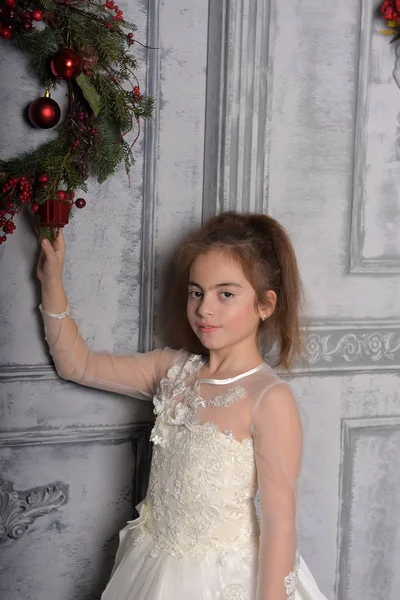 Девушка Белом Платье Рядом Рождественским Венком Двери — стоковое фото