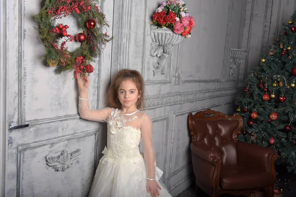 Noel Çelenk Kapı Yanındaki Beyaz Elbiseli Kız — Stok fotoğraf