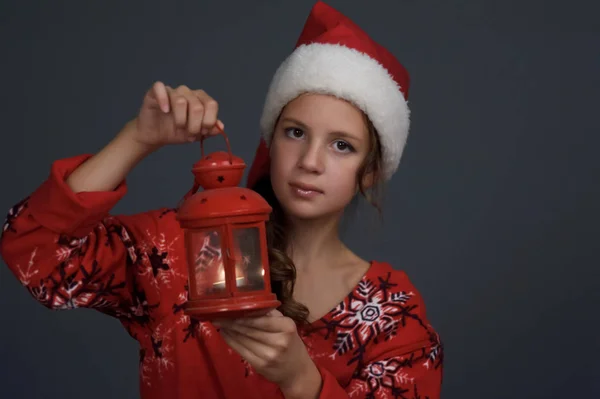 Niña Linda Sombrero Navidad Con Una Linterna Sus Manos — Foto de Stock