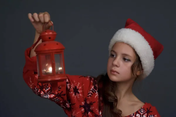 Aranyos Lány Gyermek Egy Karácsonyi Kalap Egy Zseblámpával Kezében — Stock Fotó