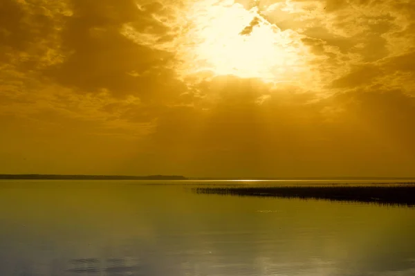 Lago Liso Nas Cores Pôr Sol — Fotografia de Stock