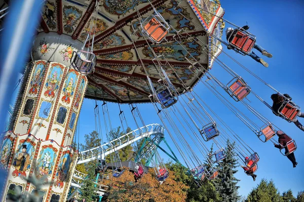 Rusland Sint Petersburg 2013 Bezoekers Naar Het Pretpark Cirkelen Carrousel — Stockfoto